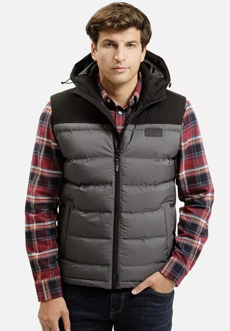 Szary kamizelka puchowa z czarnymi ramionami, z zapięciem na zamek i kieszeniami, nałożona na czerwoną koszulę w kratę. Gładka faktura z wyściełanymi sekcjami.