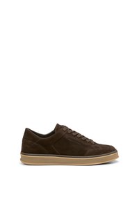 Bottines en suede marron avec bout rond, dessus texturé et semelle en caoutchouc. Présente des lacets plats et des détails de logo subtils sur le côté.