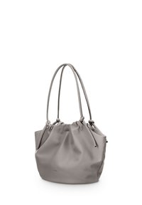 Graue Lederzugtasche mit zwei langen Griffen, weicher Textur und gerafftem Design, mit dezentem Branding an der Seite.