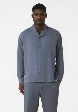 Let og tekstureret langærmet skjorte i dæmpet blågrå, med krave, knaplukning og afslappet pasform.