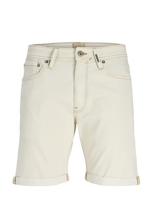 Pantalones cortos de mezclilla beige claro con cierre de botón, trabillas para cinturón, bolsillos delanteros y traseros, y dobladillos enrollados.