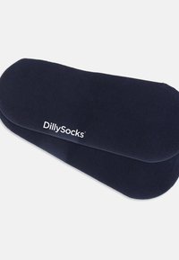 Marineblaue No-Show-Socken aus weichem Stoff, mit abgerundeten Kanten und dem Markennamen "DillySocks" in Weiß gedruckt.