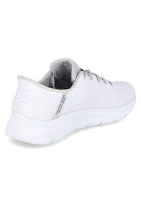 Sneakers bianchi con una tomaia in mesh testurizzato, dettagli grigi morbidi e una suola bianca ammortizzata. Presentano lacci e un tab sul tallone.