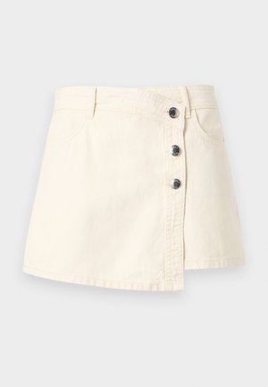 Minirock aus cremefarbenem Denim mit asymmetrischem Knopfverschluss, Gürtelschlaufen und Vordertaschen.