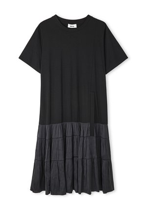 Czarna sukienka z miękkiego materiału, z krótkimi rękawami, plisowanym dołem i kieszenią z boku. Prosty, luźny fason z kontrastującymi teksturami.