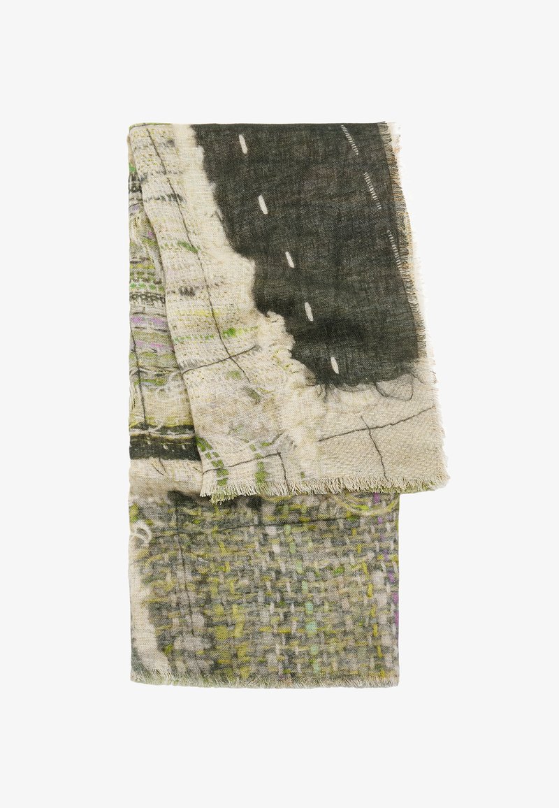 Tkaninowy szalik w wzory w ziemistych odcieniach zieleni, beżu i czerni, z teksturowanym splotem i frędzlami.