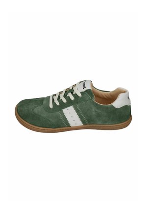 Grüner Wildledersneaker mit weißen Seitenstreifen, beigem Innenfutter, weißen Schnürsenkeln und Gummisohle, von der Außenseite betrachtet.