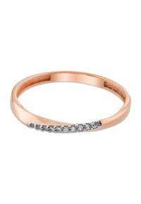 Bague en or rose au design élégant et lisse, ornée d'une rangée de petites pierres précieuses claires le long d'un côté en accent.