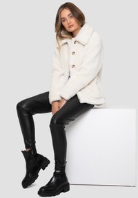 Threadbare PARROT TEDDYJACKET - Veste mi-saison - cream