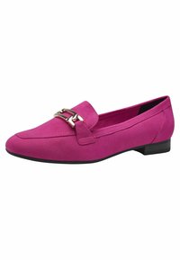 Mocassins en suède fuchsia avec semelle plate, dotés d'une boucle en or décorative et d'une finition lisse. Conçus pour un usage décontracté.