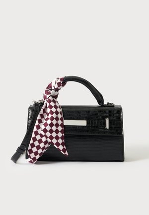Sac à main noir texturé avec poignée supérieure et fermoir argenté, orné d'un foulard en soie à carreaux bordeaux et blanc noué.
