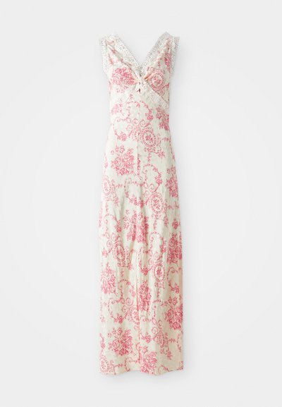 Maxi kjole med et blomster mønster i pink og hvid, flæseæermer, V-udskæring og et tætsiddende liv med en bindedetail fortil.