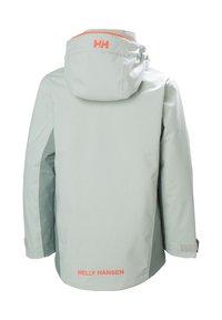 Světle šedá voděodolná bunda s kapucí, s oranžovými akcenty, logem na zádech a bočními panely v tmavší šedé. Hladká textura.