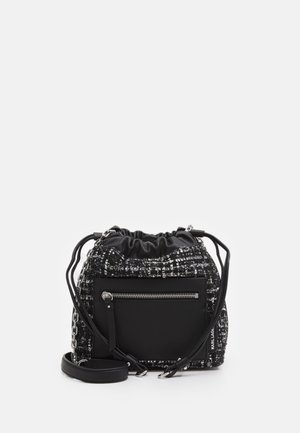 Czarna i biała torba ze sznurkiem w kratę, z gładkim skórzanym dnem, srebrną kieszenią na zamek i ramieniem akcentowanym łańcuchem. Teksturowane wykończenie.