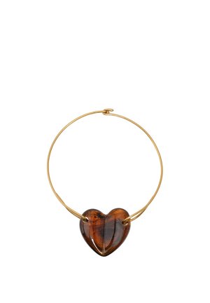 Aro de oro con un colgante en forma de corazón translúcido de ámbar oscuro pulido, suspendido en el centro.