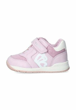 Sneaker rosa con tomaia in mesh e sintetico, cinturino in velcro, dettaglio del logo bianco e suola in gomma con un leggero motivo di battistrada.
