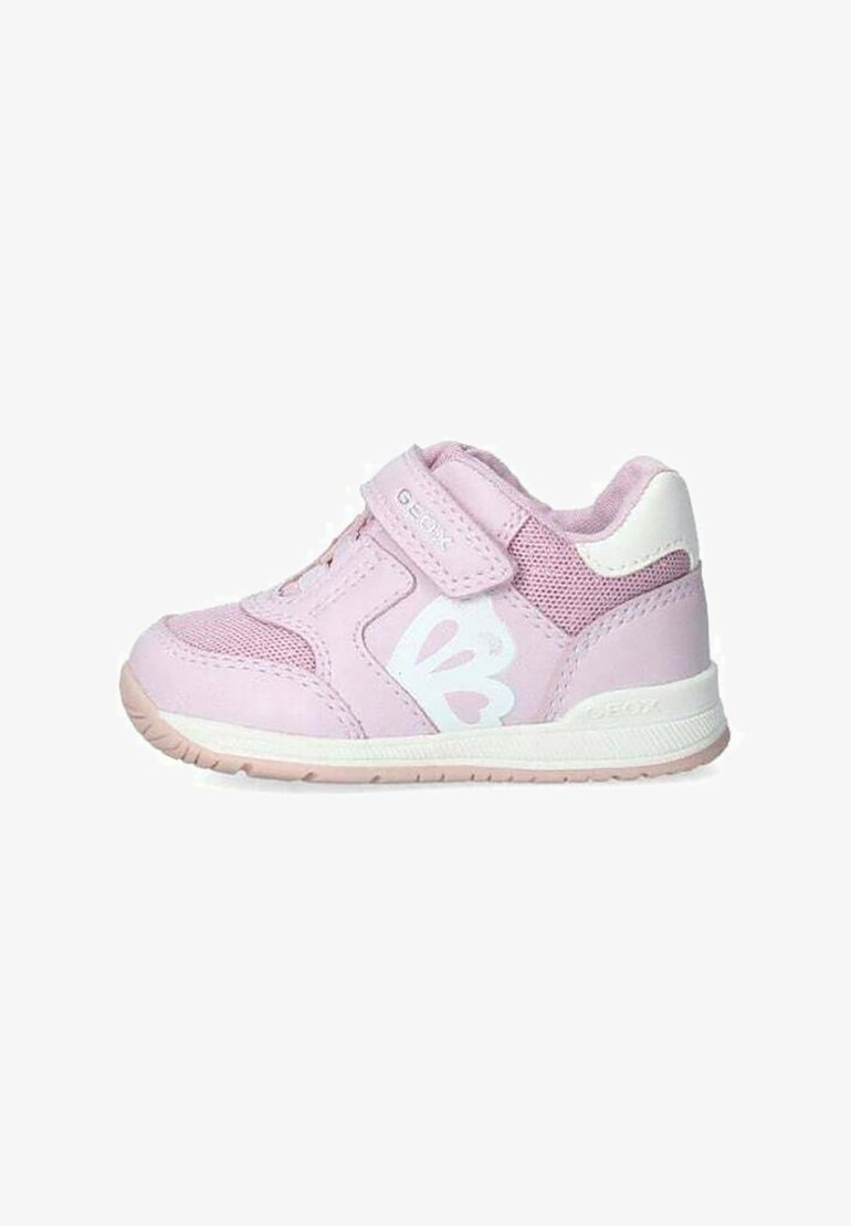 Sneaker rosa con tomaia in mesh e sintetico, cinturino in velcro, dettaglio del logo bianco e suola in gomma con un leggero motivo di battistrada.