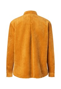 Cordhemd in warmem Senfton, mit vertikalen Rippungen, einem Kragen und Knopfmanschetten. Die Rückansicht hebt den großzügigen Schnitt und den strukturierten Stoff hervor.