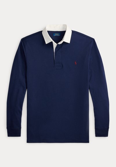 Marineblauw poloshirt met lange mouwen, witte kraag en klein rood geborduurd logo op de linkerborst.
