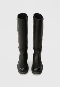 Schwarze Lederstiefel bis zum Knie mit glatter Textur, runder Spitze, seitlichem Reißverschluss und kontrastierenden Nähten auf der Sohle.