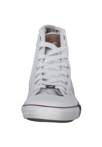 Białe sneakersy wysokie z tekstylną cholewką, gumową podeszwą, płaskimi sznurowadłami i metką z logo na języku. Posiadają czerwony akcent na podeszwie.