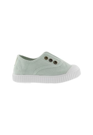 Lichtgroene canvas instapschoen met een witte rubberen zool, ronde neus en twee metalen oogjes aan de zijkant voor ventilatie.