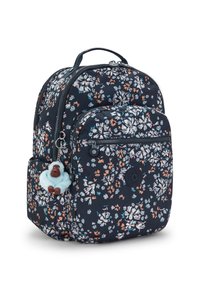 Mochila floral con fondo azul marino, que presenta flores multicolores, dobles compartimentos con cremallera y un llavero de un mono azul y marrón.