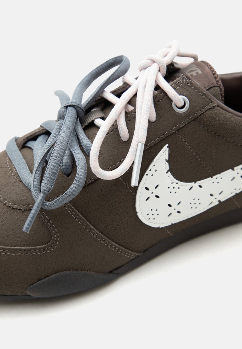 Nike Sportswear SPRINT SISTER 2026 - Tenisky - ridgerock/sail/ocean cube/dark cinder/smoke grey/barely rose
