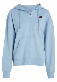 Sudadera con cremallera de color azul claro, con bolsillos frontales, capucha ajustable con cordón y un pequeño logo de Tommy Jeans en el lado izquierdo del pecho.