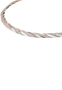 Cadena de collar retorcida con eslabones entrelazados de oro rosa y plata sobre un fondo blanco.