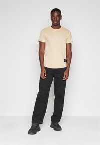 Calvin Klein Jeans BADGE TURN UP SLEEVE - T-shirt basic - warm sand
