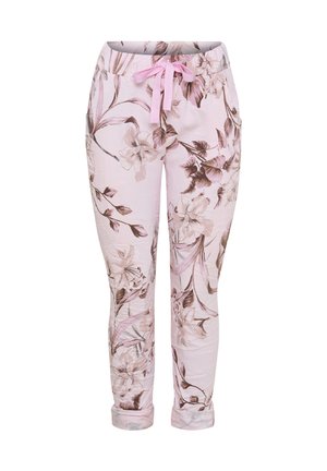 Lyserøde snørebukser med opsmøgede manchetter og brune blomsterprint, der dækker stoffet.