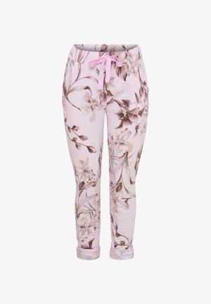Lyserøde snørebukser med opsmøgede manchetter og brune blomsterprint, der dækker stoffet.
