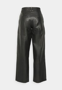Pantalon large noir en similicuir avec passants de ceinture et poches arrière, vu de dos sur un fond uni.