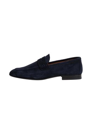 Heren navy blauwe suède penny loafer met lage zwarte hak en banddetail over de bovenzijde.
