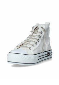 Weiße High-Top-Sneaker aus Canvas mit strukturierter Oberfläche, silbernen Schnürdetails und einer schwarz-weißen, gestreiften Plateausohle.