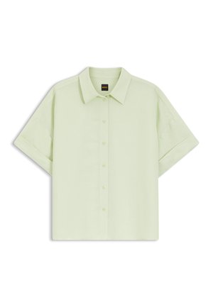 Lysegrøn kortærmet skjorte med knapper, foldede manchetter og klassisk krave, vist fladt med knapper lukket.