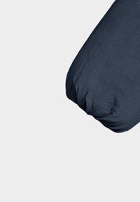 Mørkeblå pudebetræk lavet af tekstureret stof, med en glat form og en gathered kant. Enkel design, uden synlige mønstre eller metaldele.