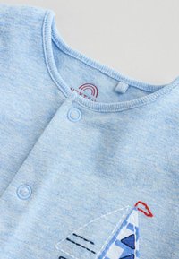 Body de algodón azul con escote redondo, cierres de presión y diseño bordado de velero con detalles en blanco, azul y rojo.