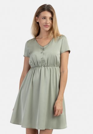 Abito verde chiaro a maniche corte con scollo a V, chiusura con bottoni davanti e vita cintrata. Realizzato in un tessuto liscio simile alla satin. Silhouette a trapezio.