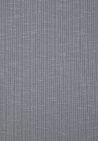 Sivi teksturirani materijal s vertikalnim rebrastim uzorkom, s suptilnim varijacijama u nijansama i mekim, tkanim izgledom.