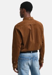 GANT REG  - Skjorter - cacao