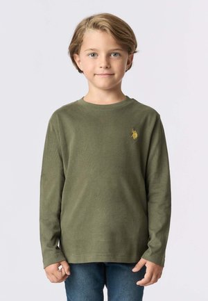 Camicia a maniche lunghe verde oliva in cotone, con scollatura rotonda e un piccolo logo polo dorato sul lato sinistro del petto.