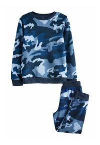 Fleece pyžamo v modrom camo vzore, obsahujúce sveter s okrúhlym výstrihom a nohavice s elastickým pásom a rebrovanými manžetami. Mäkká textúra po celej ploche.