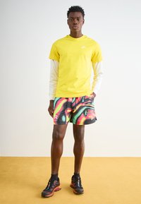 Nike Sportswear CLUB TEE - Navadna majica - yellow