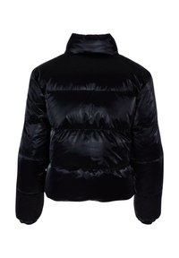Svart puffjakke med cropped design, høy krage og shiny, quiltet tekstur. Har horisontale sømmer og elastiske mansjetter.