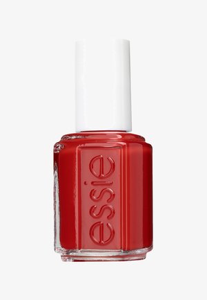 Rode nagellak in een vierkante glazen fles met een witte dop. De fles heeft een reliëf met de tekst "essie". Glad, glanzend oppervlak.
