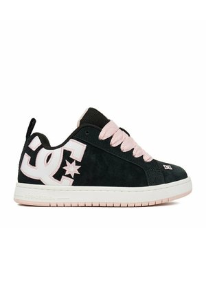 Niski czarny sneaker z różowymi sznurowadłami, grubą białą podeszwą oraz dużym białym i różowym logo DC po boku.