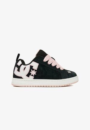 Sneaker nero a basso profilo con lacci rosa, suola bianca spessa e grande logo DC bianco e rosa sul lato.