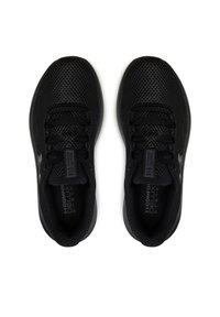 Schwarze Sportschuhe mit einem atmungsaktiven Mesh-Obermaterial, flachen Schnürsenkeln, gepolstertem Kragen und strukturierter Gummisohle; Branding auf der Zunge und der Seite.